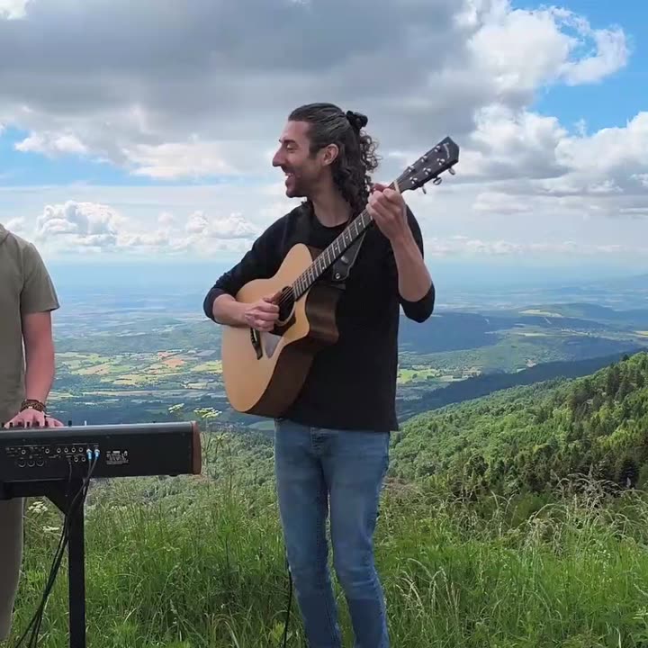 Alex jouant de la guitare en extérieur, capture du teaser B-Side Pop