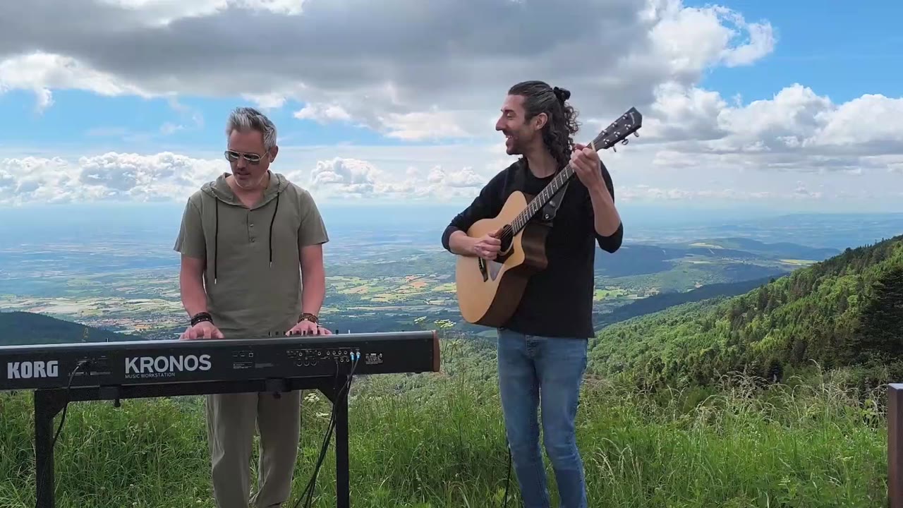 Julien au piano et Alex à la guitare jouant en extérieur