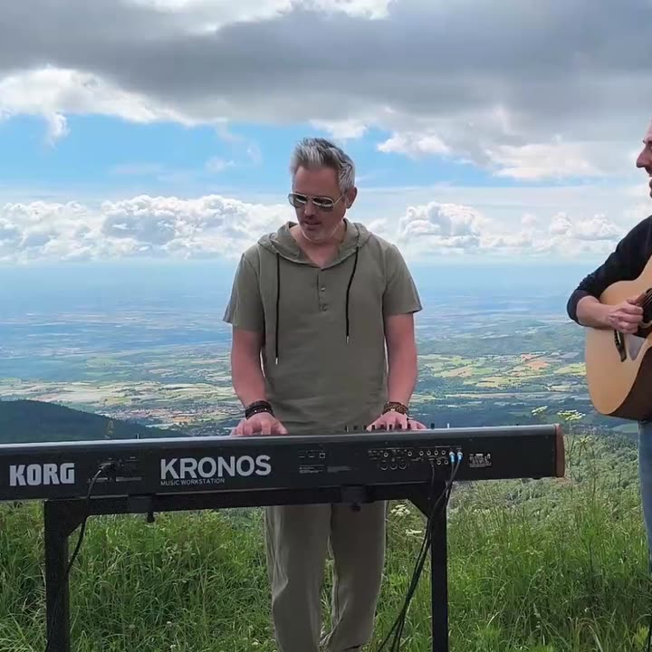 Julien jouant du piano en extérieur, capture du teaser B-Side Pop